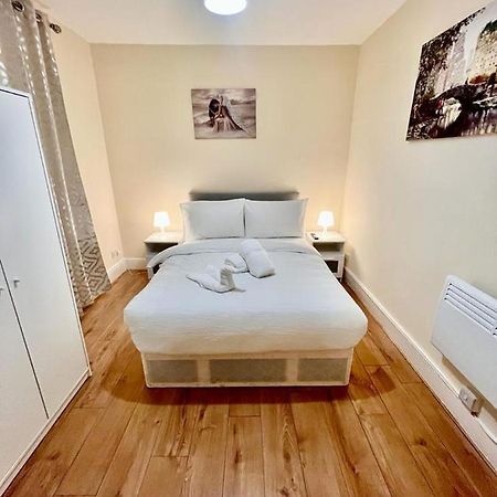 Studio Flat In Colliers Wood London Exterior photo