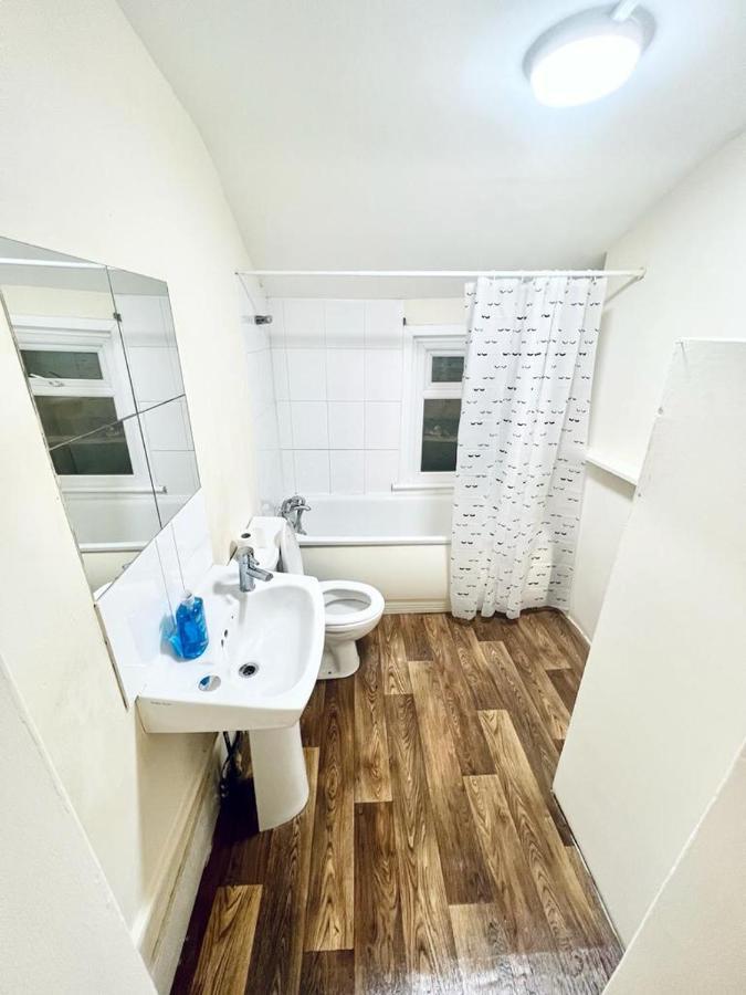 Studio Flat In Colliers Wood London Exterior photo